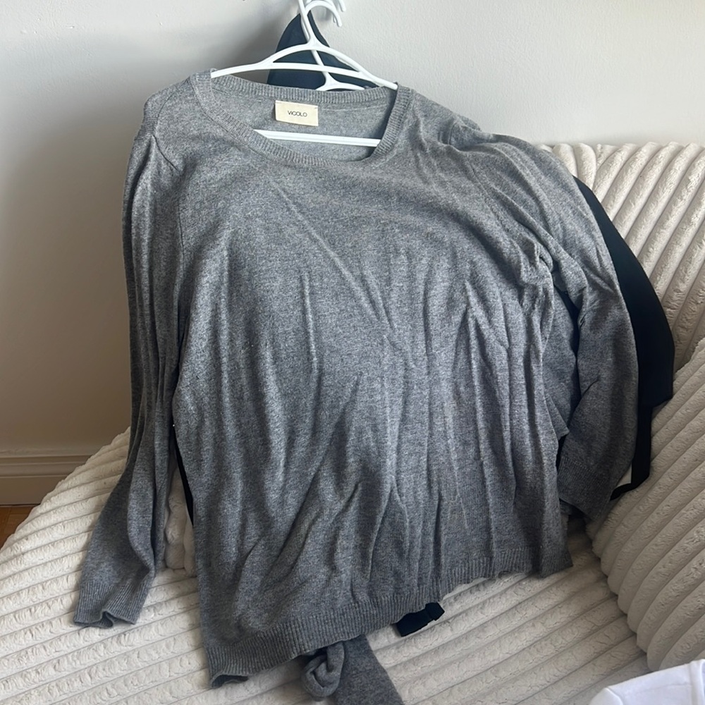 vicolo grey sweater with a bow belt detail on the back
